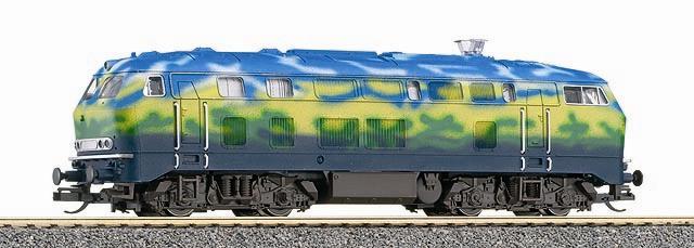 Diesel locomtoive BR 218 in tourist train special livery<br /><a href='images/pictures/Tillig/500518.jpg' target='_blank'>Full size image</a>
